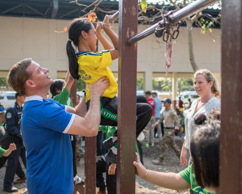 Airmen bring charity to local Thai school