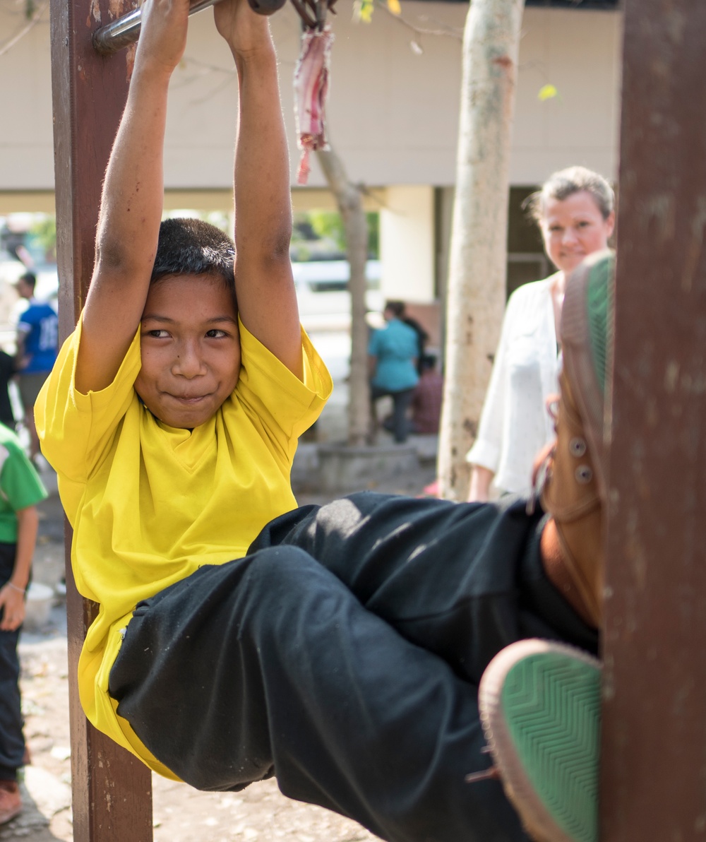 Airmen bring charity to local Thai school