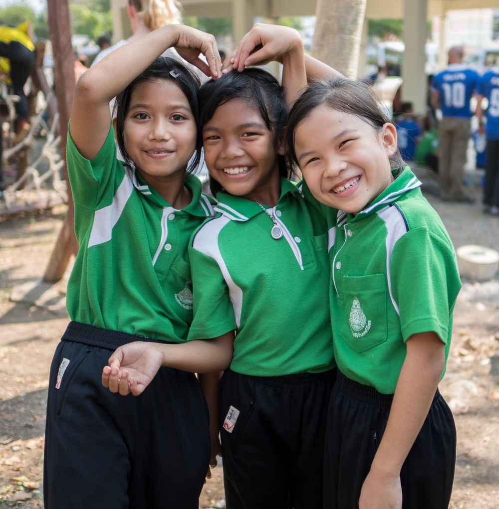 Airmen bring charity to local Thai school