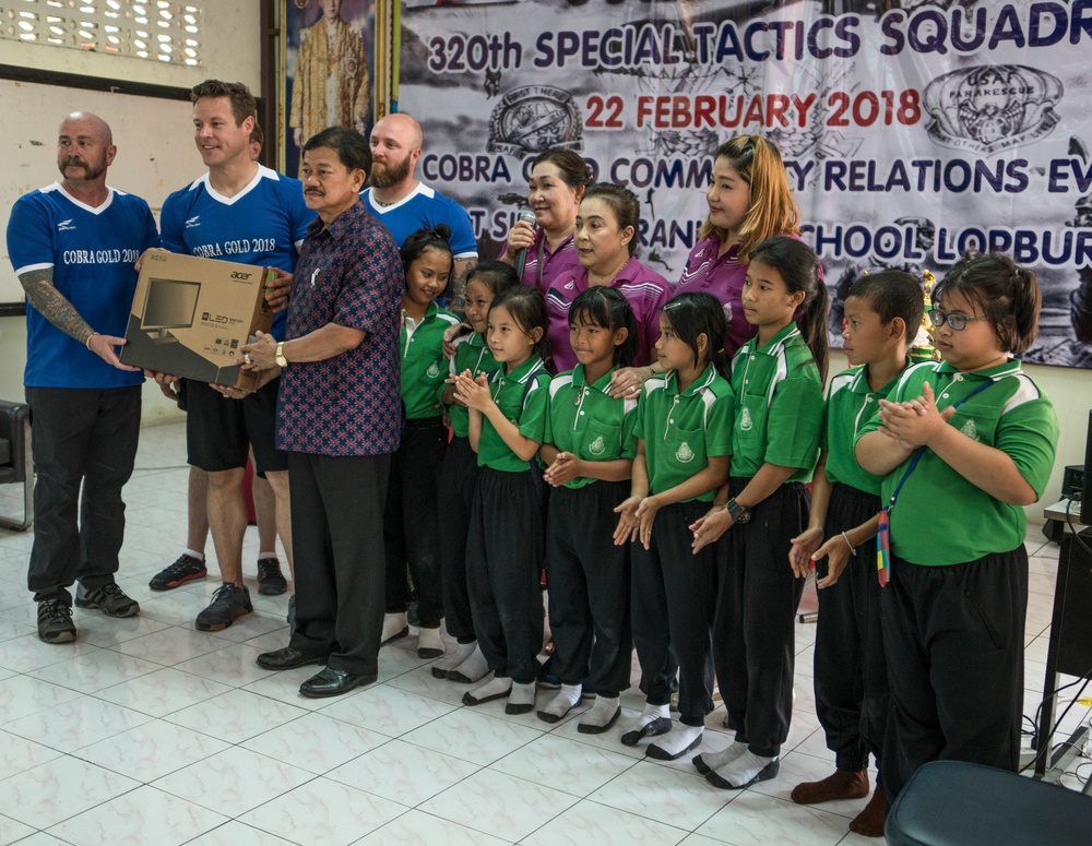 Airmen bring charity to local Thai school