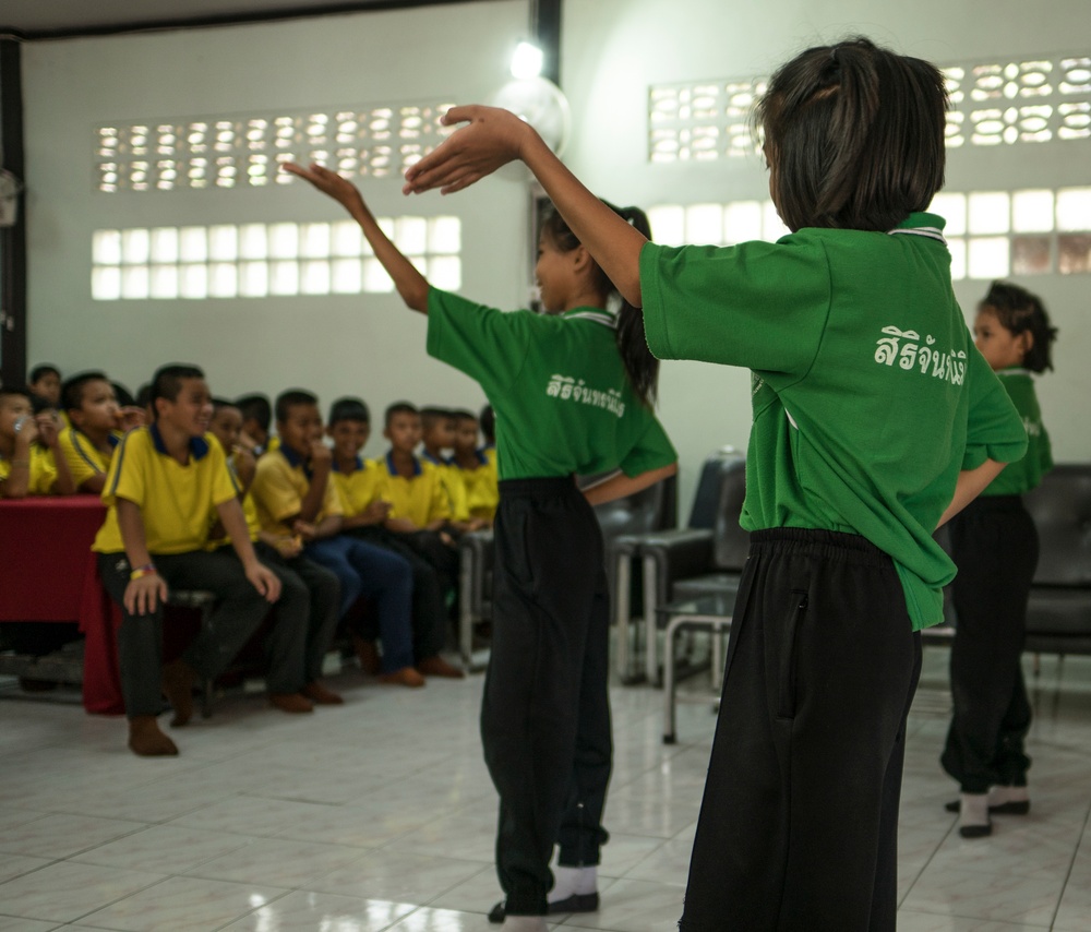 Airmen bring charity to local Thai school