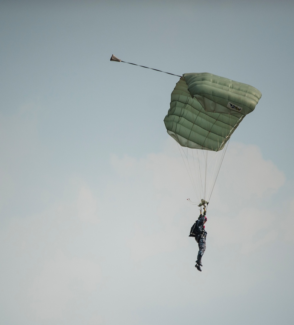 Bilateral friendship jump at Cobra Gold 2018
