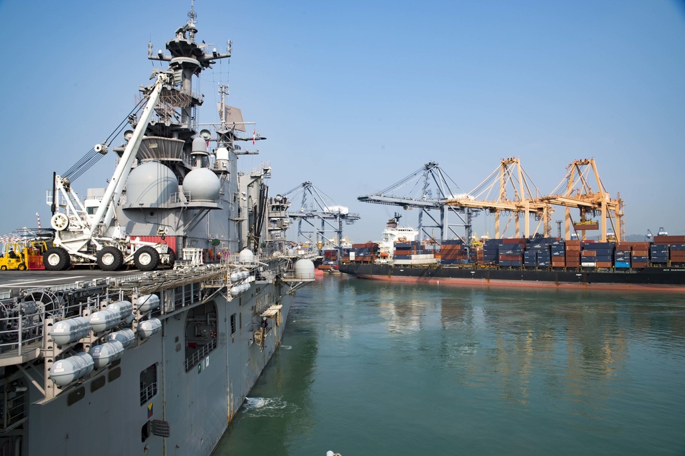 USS Bonhomme Richard (LHD 6) Departs Laem Chabang, Thailand