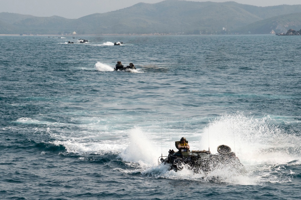 USS Bonhomme Richard (LHD 6) Recovers Amphibious Assault Vehicles