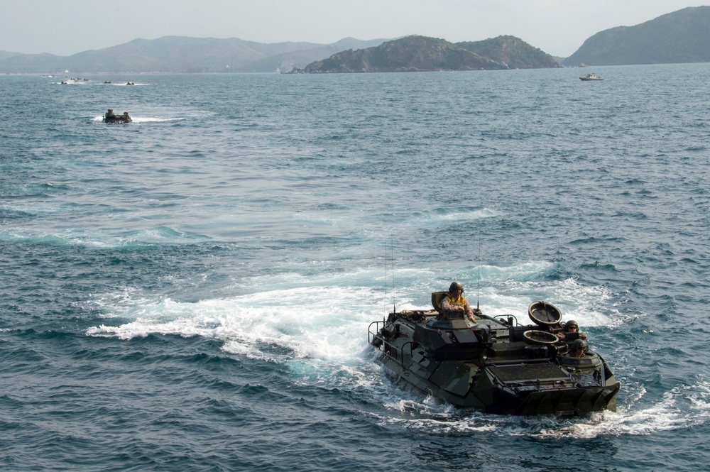 USS Bonhomme Richard (LHD 6) Recovers Amphibious Assault Vehicles