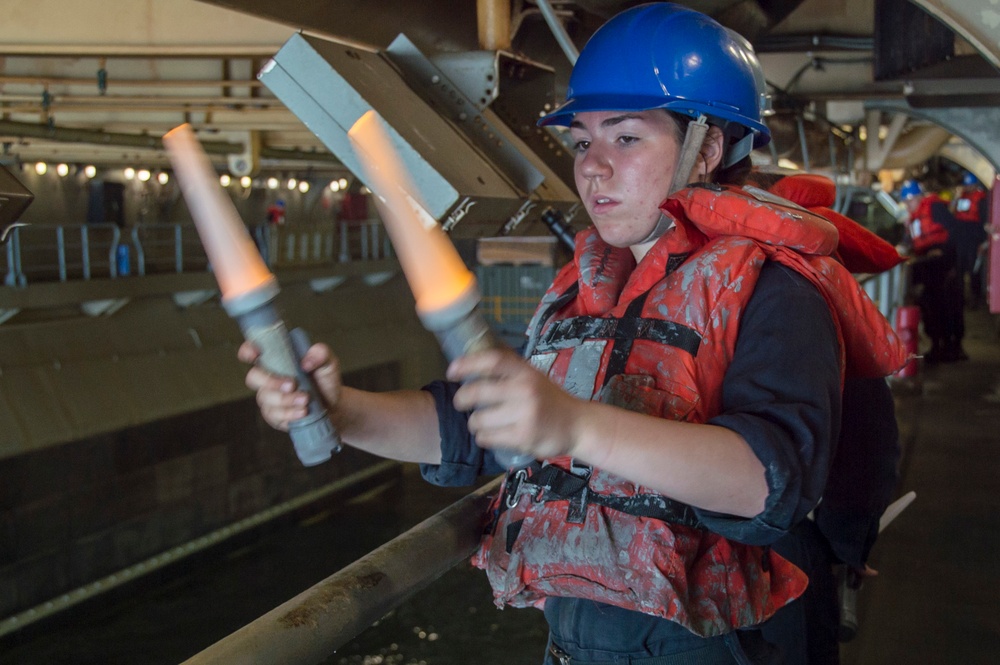 USS Bonhomme Richard (LHD 6) Recovers Amphibious Assault Vehicles