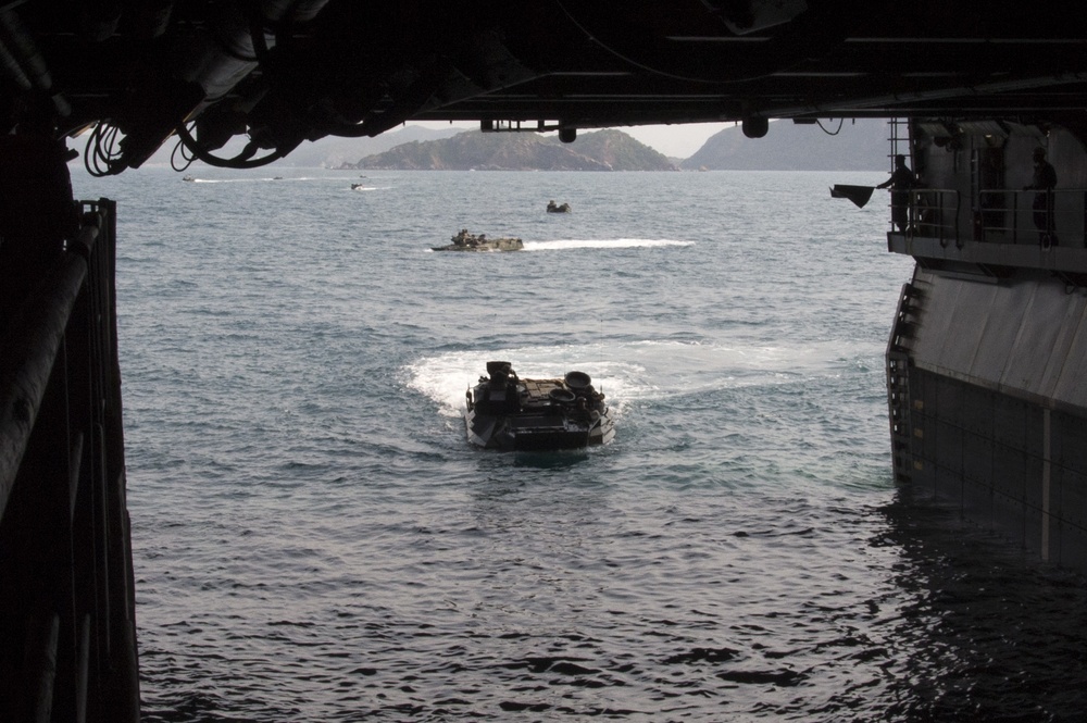 USS Bonhomme Richard (LHD 6) Recovers Amphibious Assault Vehicles