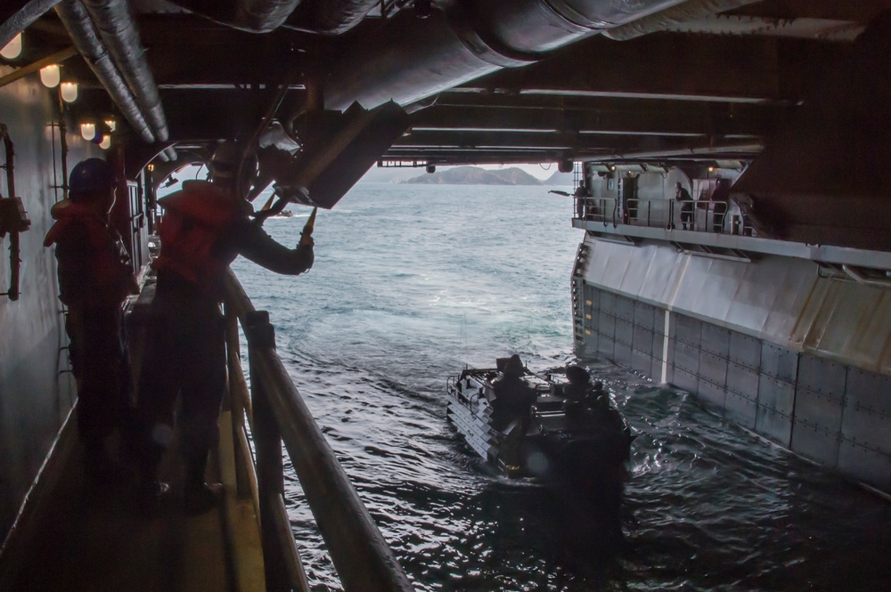 USS Bonhomme Richard (LHD 6) Recovers Amphibious Assault Vehicles