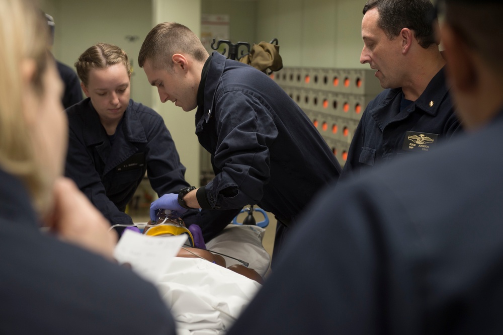 Sailors conduct medical readiness training