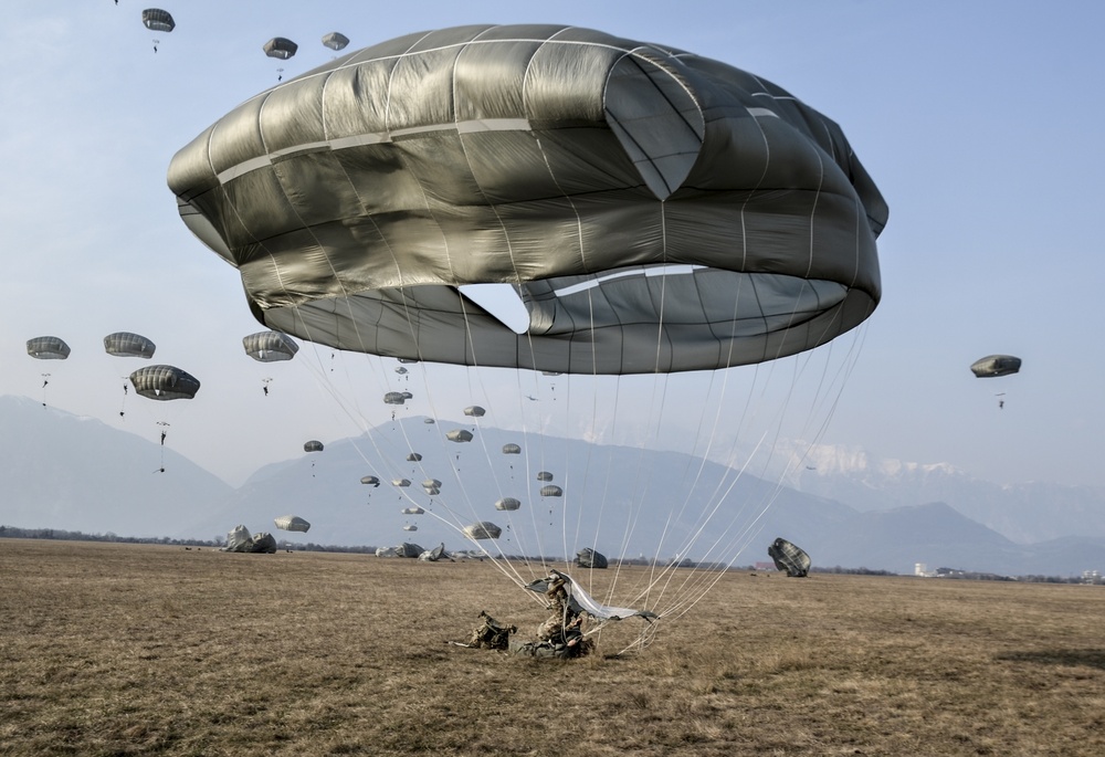 DVIDS - Images - Airborne Assault [Image 2 of 8]
