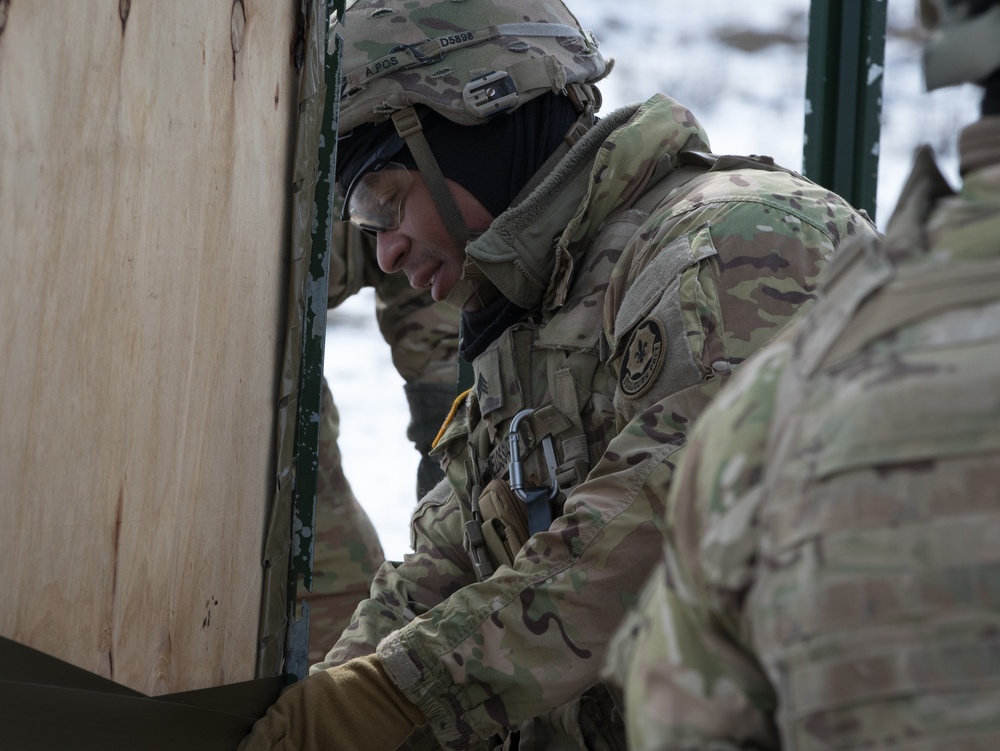 US Engineers teach urban breaching at the range