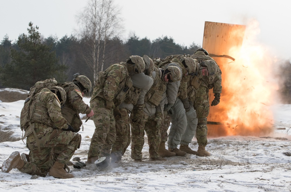 US Engineers teach urban breaching at the range