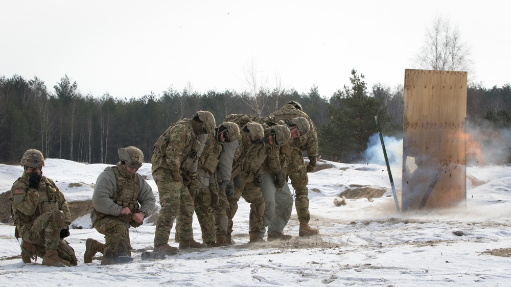 US Engineers teach urban breaching at the range