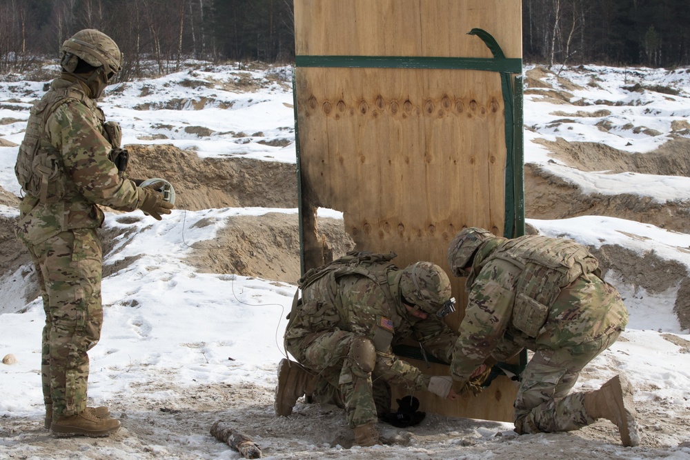 US Engineers teach urban breaching at the range