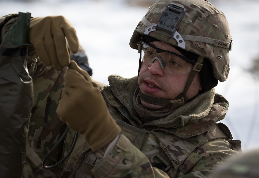 US Engineers teach urban breaching at the range