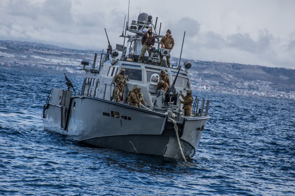 CRS 3 MKVI Patrol Boat Crews conducts TOWEX during Unit Level Training
