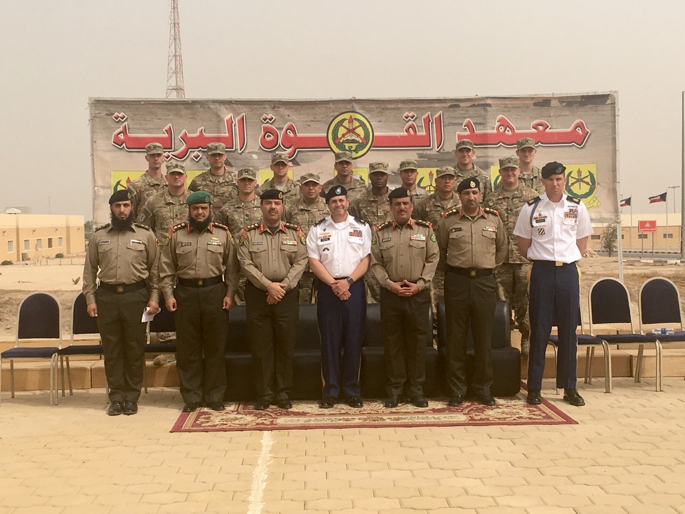 US Soldiers and Kuwaiti Land Forces Institue
