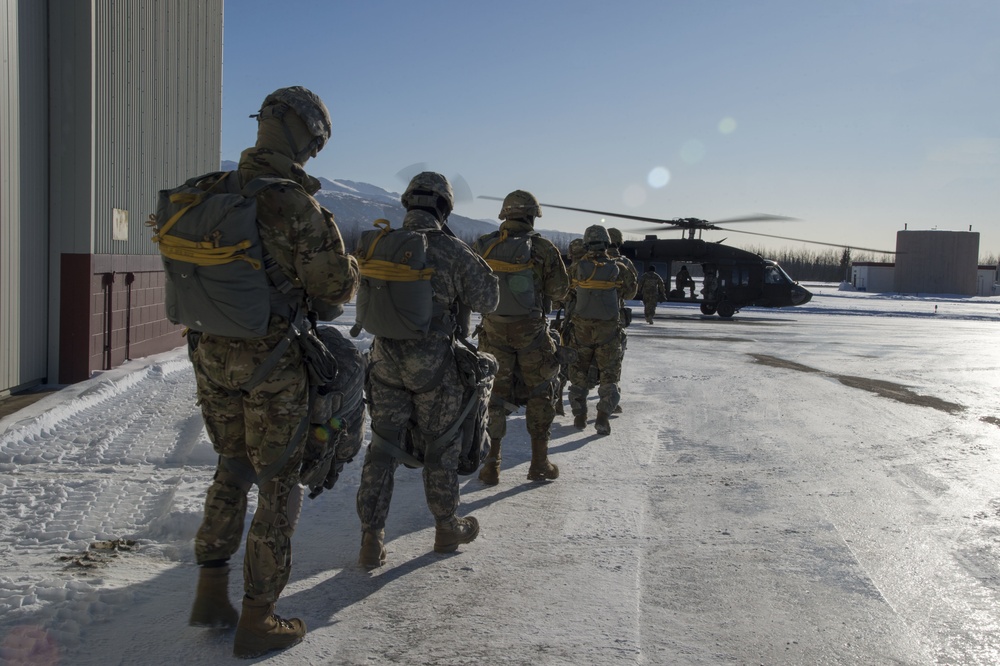 Soldiers conduct parachute training in Alaska