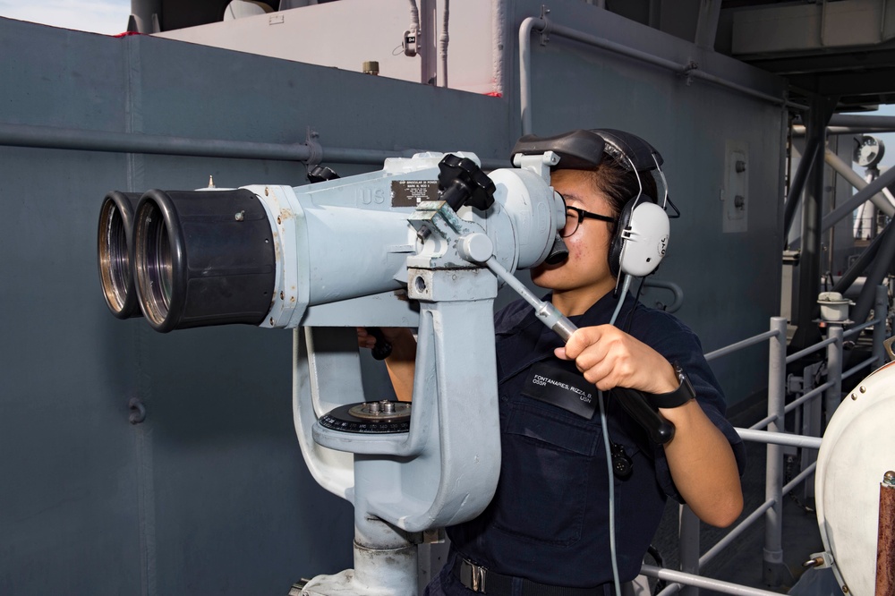 USS Bonhomme Richard (LHD 6) arrives in Manila