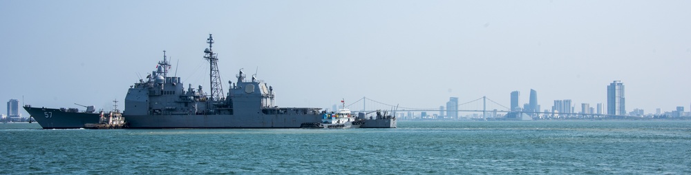 USS Lake Champlain Arrives in Vietnam