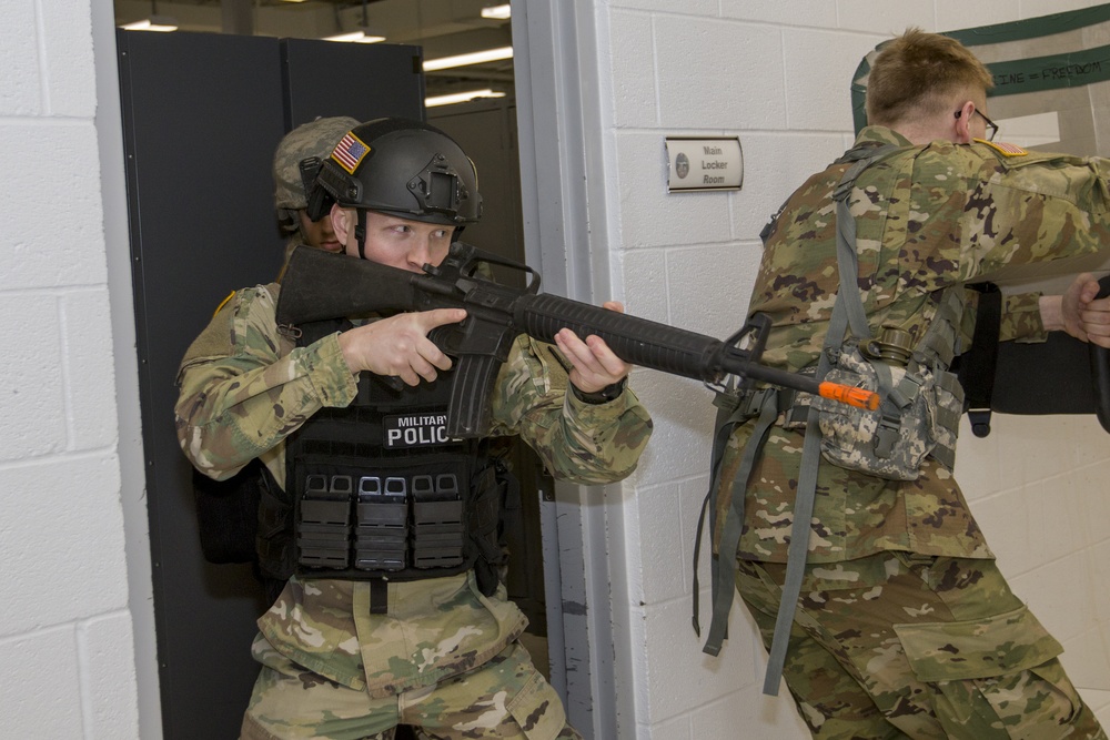 Soldiers Conducts SRT Training
