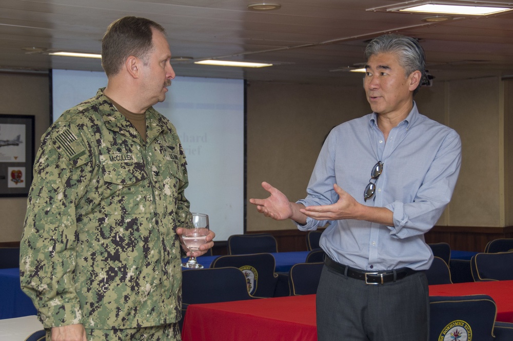 Distinguished Visitors tour USS Bonhomme Richard (LHD 6) in Manila