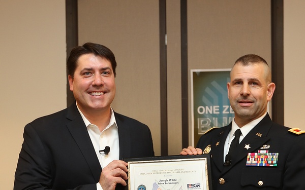 Army Reserve Soldier recognizes civilian employer with DoD Patriot Award