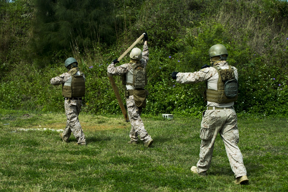 III MEF EOTG Marines conduct breaching range