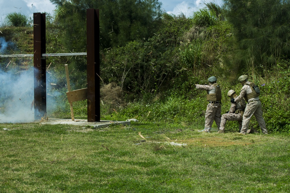 III MEF EOTG Marines conduct breaching range