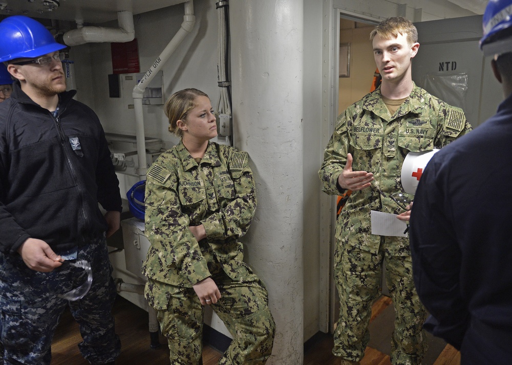 Sailors participate in medical training