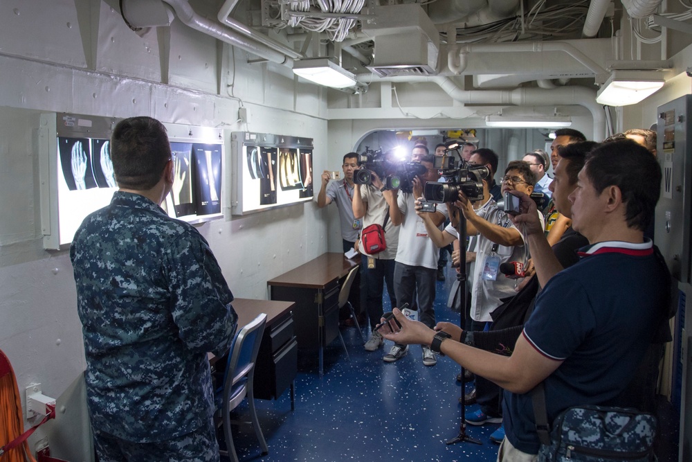 Distinguished Filipino Visitors tour USS Bonhomme Richard (LHD 6)