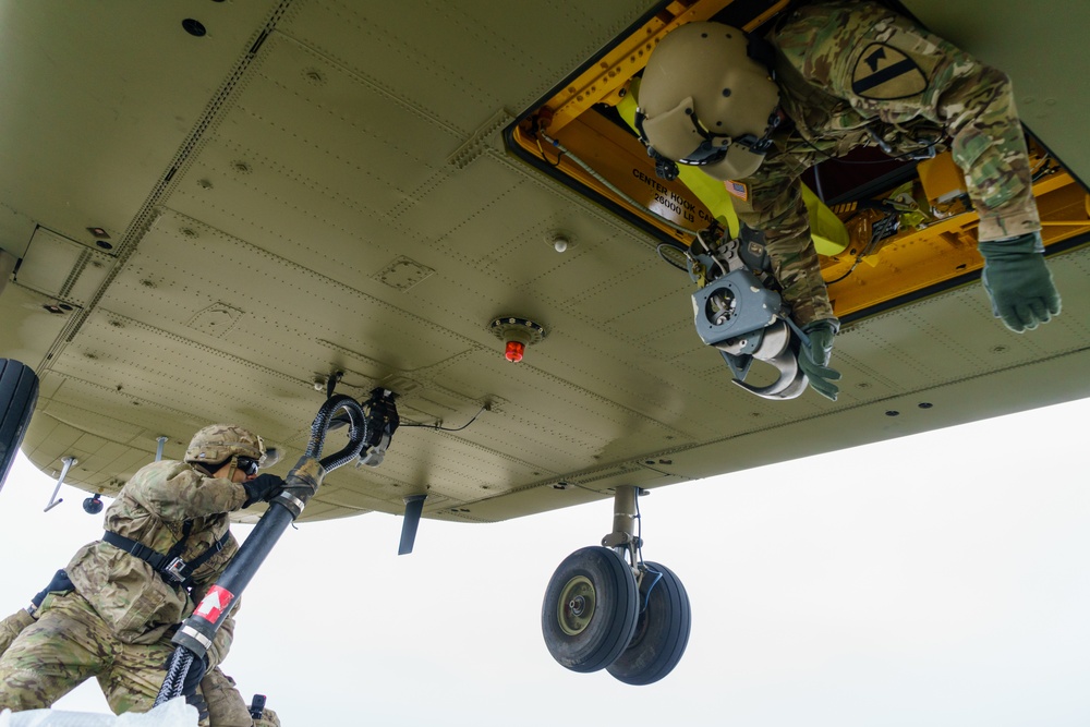 Air Cav, 2CR team up for sling load training