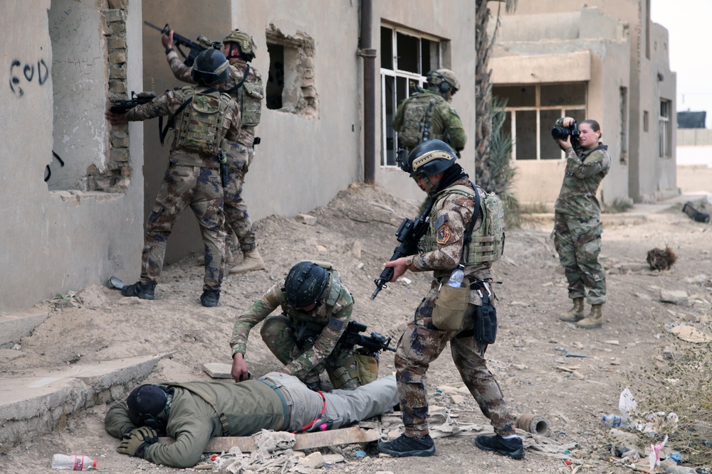 US Combat Camera Soldier documents Australian and Iraqi forces training