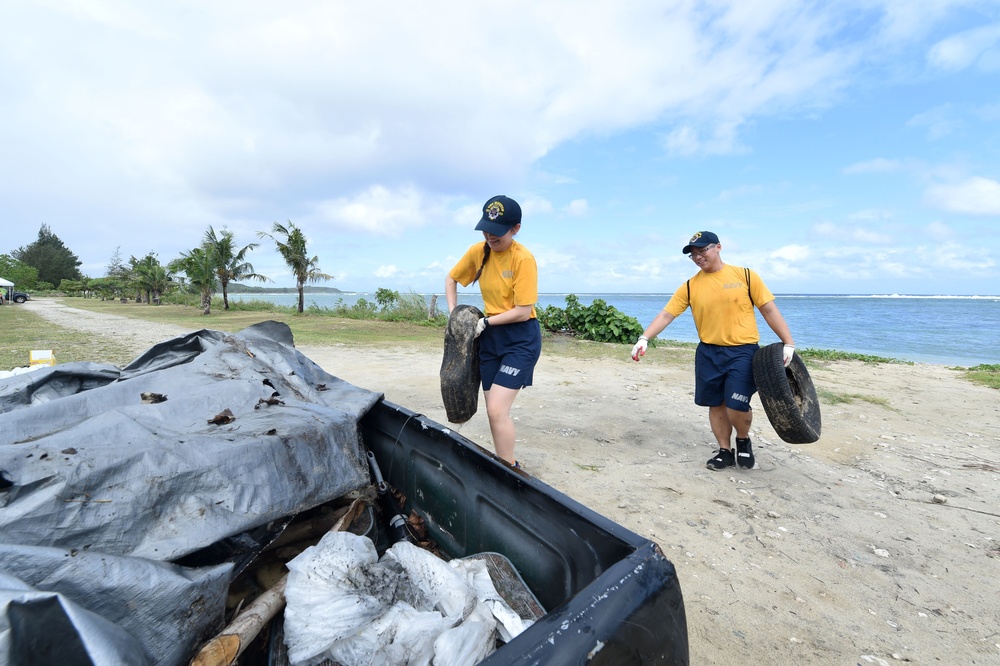 USS Mustin sailors clean up Chorito Beach during COMREL in Guam