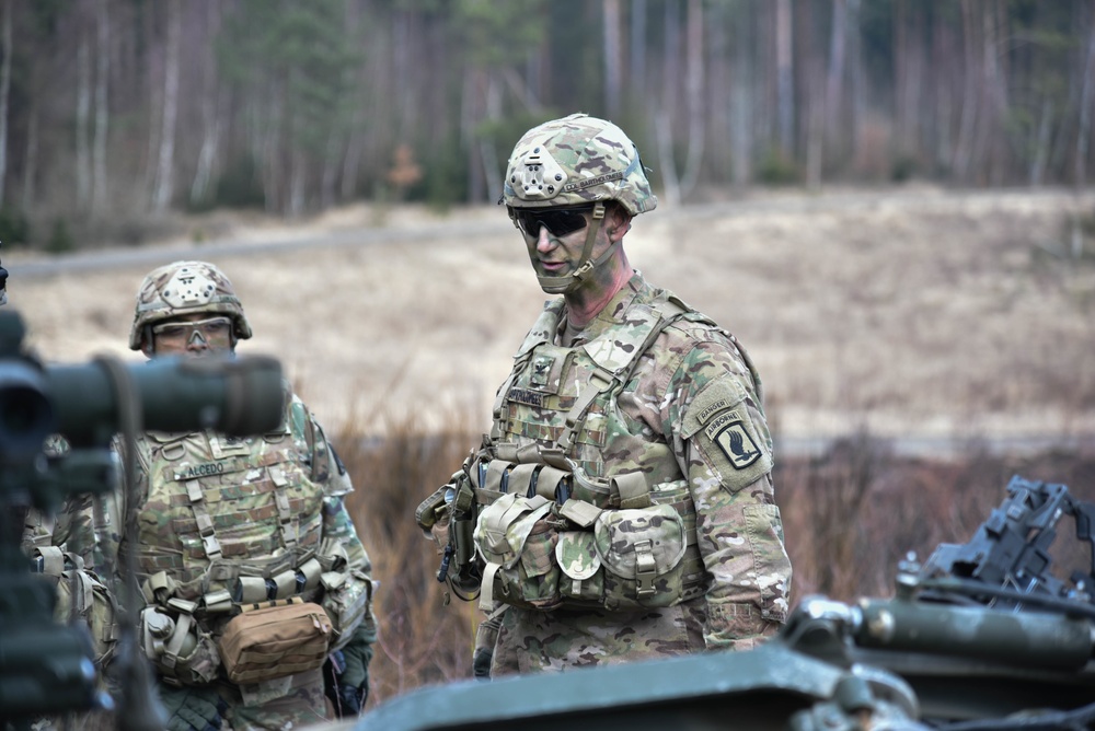 Col. James Bartholomees speaks with soldiers