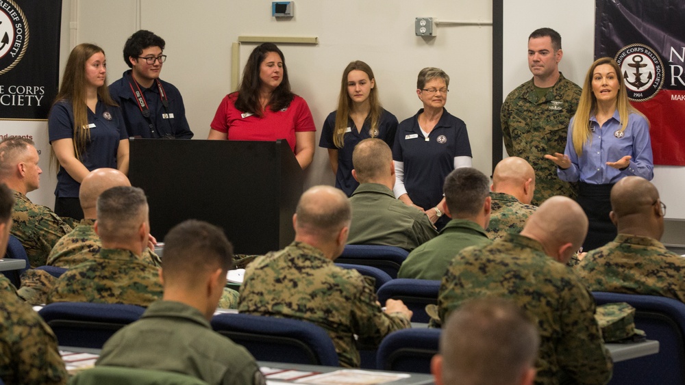 Senior Leaders Of The 2nd Marine Aircraft Wing Make Contributions To the Navy And Marine Corps Relief Society