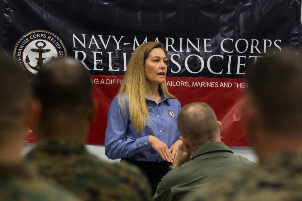 Senior Leaders Of The 2nd Marine Aircraft Wing Make Contributions To the Navy And Marine Corps Relief Society