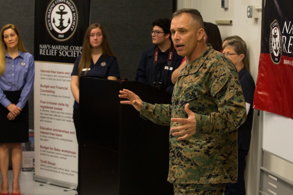 Senior Leaders Of The 2nd Marine Aircraft Wing Make Contributions To the Navy And Marine Corps Relief Society