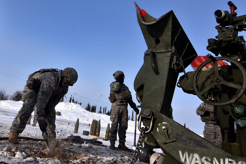 DVIDS - Images - Arctic artillery goes flying [Image 15 of 27]