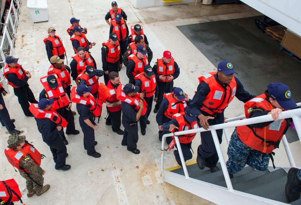 Sailors aboard USNS Mercy conduct abandon ship drill