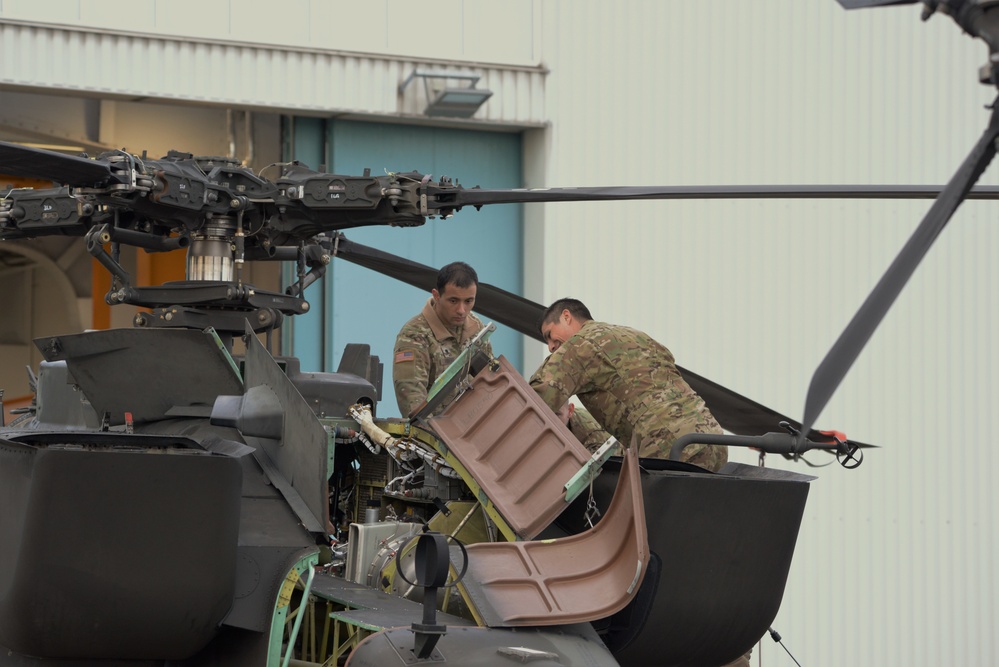 1st Battalion, 3rd Aviation Regiment (Attack Reconnaissance) conduct 500 hours phase maintenance on an AH-64D Apache