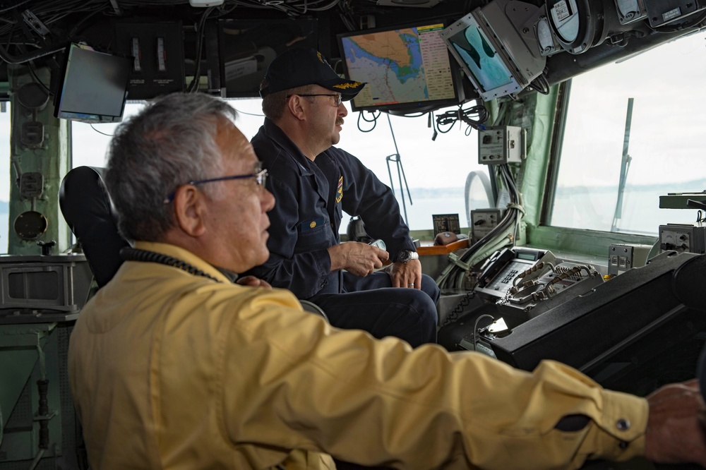 USS Bonhomme Richard (LHD 6) arrives at White Beach