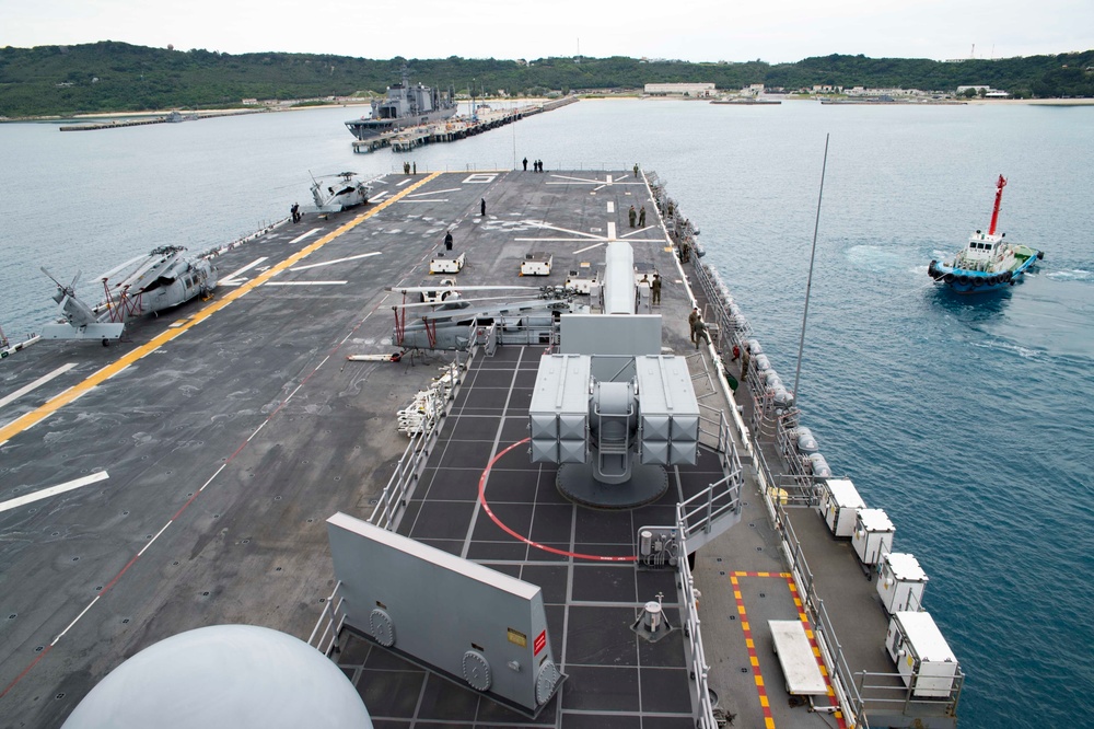 USS Bonhomme Richard (LHD 6) arrives at White Beach