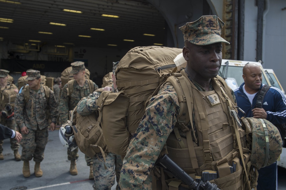 3d MARDIV disembarks USS Bonhomme Richard in Okinawa