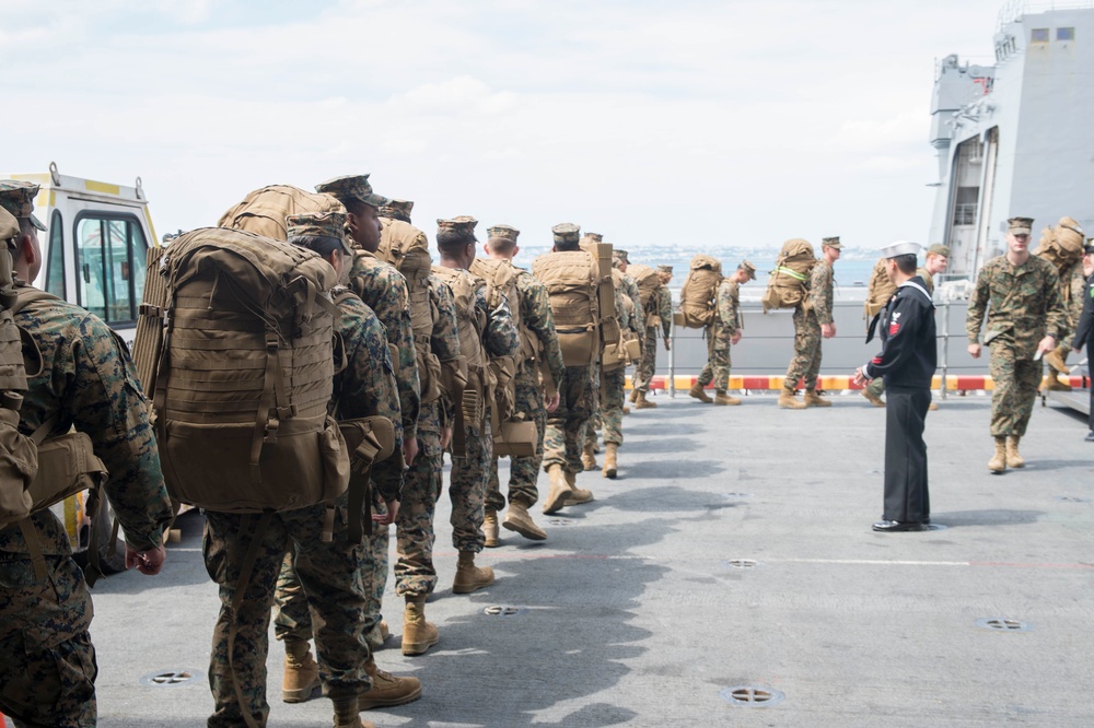 3d MARDIV disembarks USS Bonhomme Richard in Okinawa