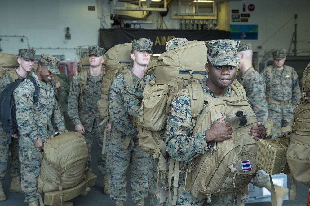 3d MARDIV disembarks USS Bonhomme Richard in Okinawa