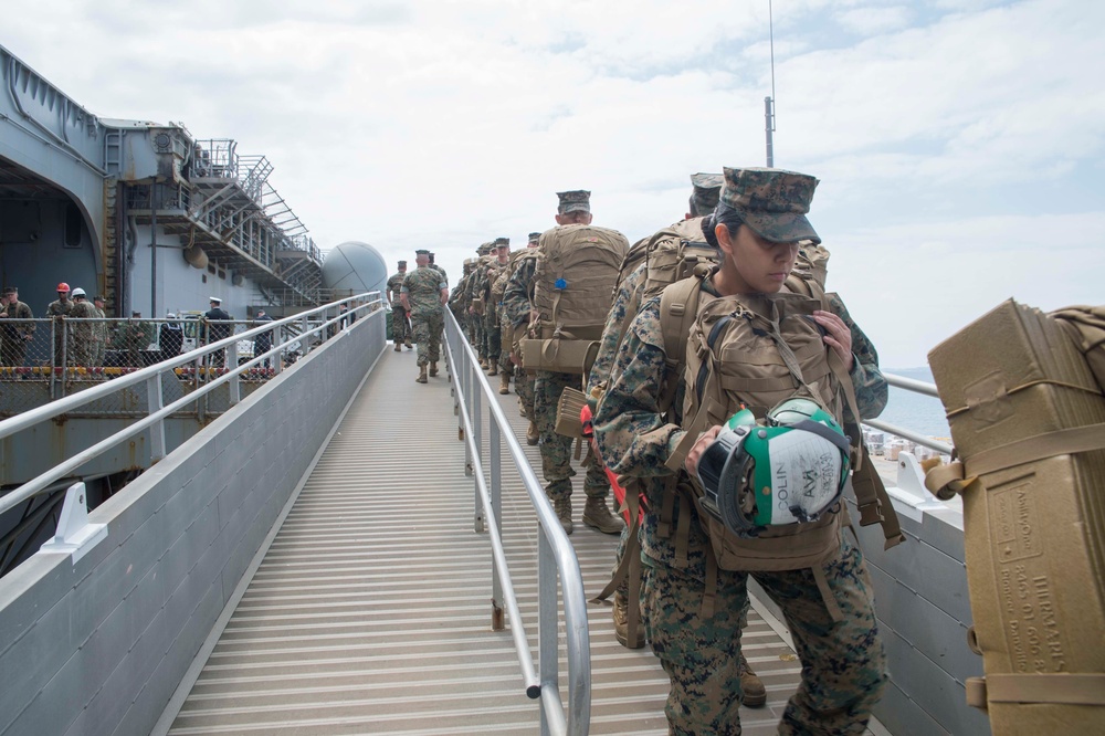 3d MARDIV disembarks USS Bonhomme Richard in Okinawa