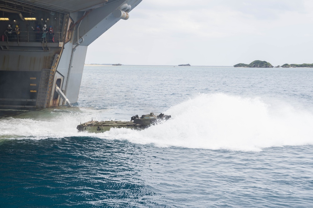 3d MARDIV disembarks USS Bonhomme Richard in Okinawa