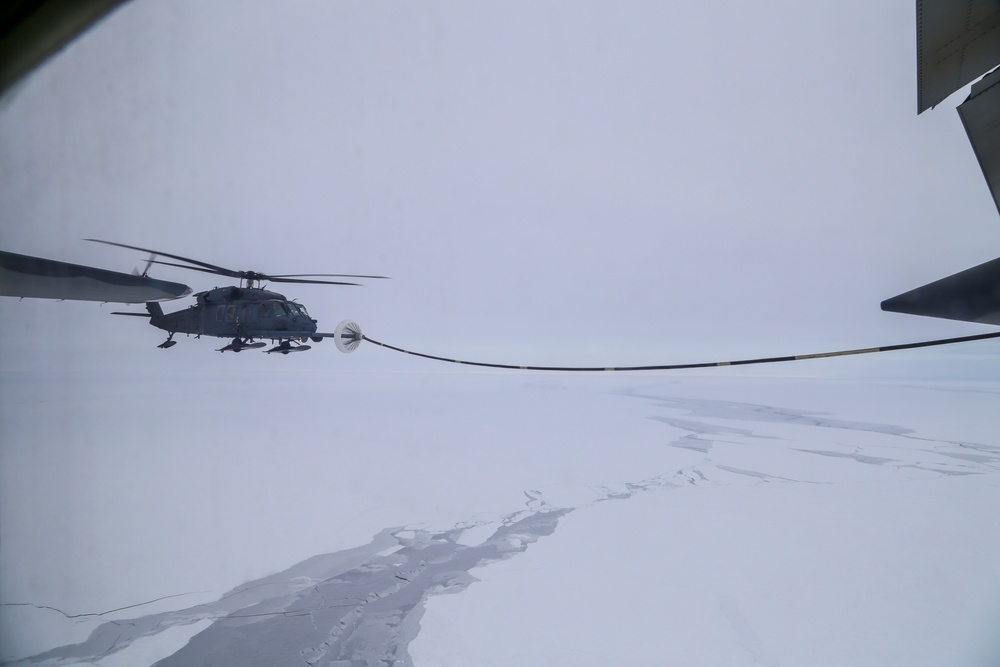 Alaska Guardsmen conduct aerial refueling, arctic operations in frozen Beaufort Sea