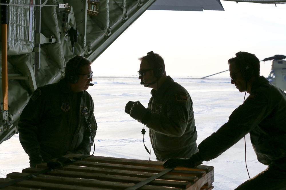 Alaska Guardsmen conduct aerial refueling, arctic operations in frozen Beaufort Sea